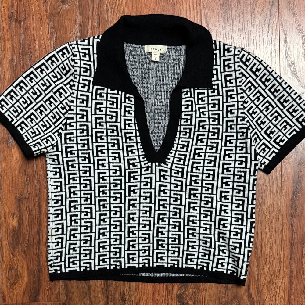 Debut Black and White Geometric Crop Top. NWT. Sz. small